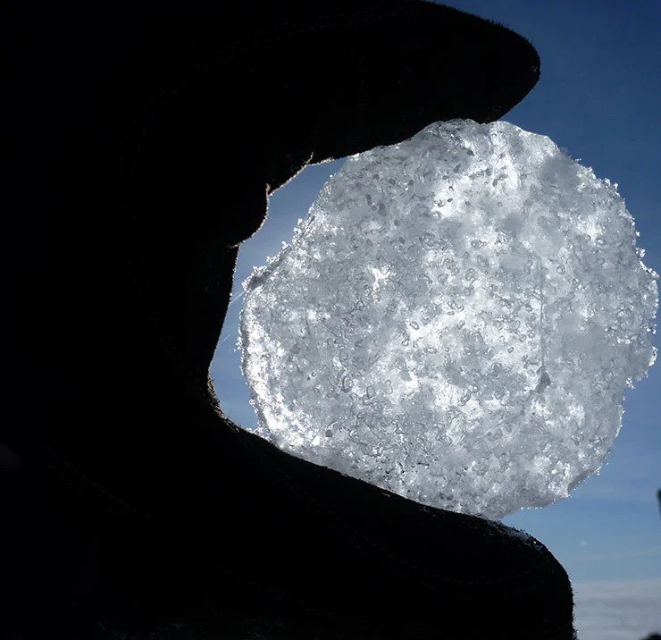 Una sección delgada de un núcleo de hielo extraído de debajo de la capa de hielo de Groenlandia.